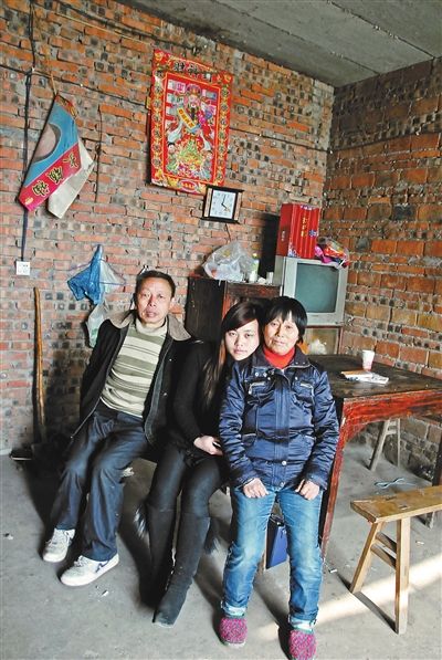 超生女謝先梅(中)、養(yǎng)父謝運才（左）、謝運才的嫂子唐富秀