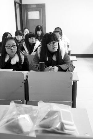 在限時(shí)斷網(wǎng)前，江大已有發(fā)起拒絕手機(jī)低頭族活動(dòng)，圖為設(shè)立了手機(jī)暫存袋的課堂 吳奕 攝