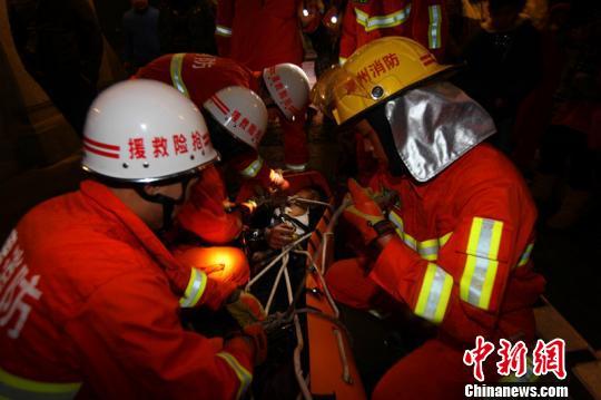 男子因與女友分手 獨(dú)自山頂醉酒割腕自殺(圖) 男子因與女友分手 獨(dú)自山頂醉酒割腕自殺(圖)