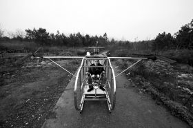 3月12日，汨羅白塘鄉(xiāng)趕洲村，李厚勝坐在他的“魚(yú)鷹直升機(jī)”上。圖/記者謝長(zhǎng)貴