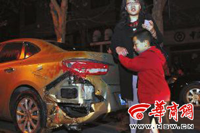 豐慶路226號(hào)的足浴店起火殃及樓下車輛，一個(gè)車主將車搶救出來后仍驚魂未定