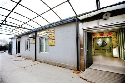 2月25日，北京石景山醫(yī)院，太平間旁的一間辦公室外掛有“八寶山殯儀館石景山醫(yī)院服務(wù)站”的牌子。本版攝影/新京報(bào)記者 王叔坤