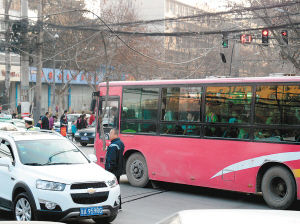 一個多小時，除了短暫的休息，郭師傅一直在車流中舉著木棍 圖片由市民孫先生提供