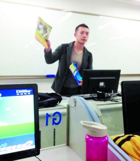 讓甘麟翰爆紅的，就是這張商學(xué)院大一學(xué)生在課堂上拍攝的照片。