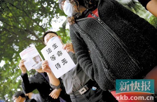 　　■昨日，數(shù)十位二胎準媽媽和家屬來到省衛(wèi)計委門前，希望廣東二胎政策盡早出臺。新快報記者 孫毅/攝