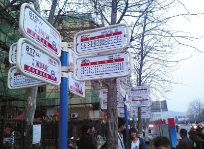 3月16日，江蘇省南京市，眾多乘客在“火車站廣場東”站臺(tái)候車。圖/東方IC