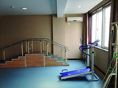  中心里健身設(shè)施一應(yīng)俱全。