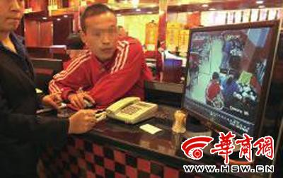 昨日，李女士展示從火鍋店抱回的火鍋，內(nèi)有濕巾