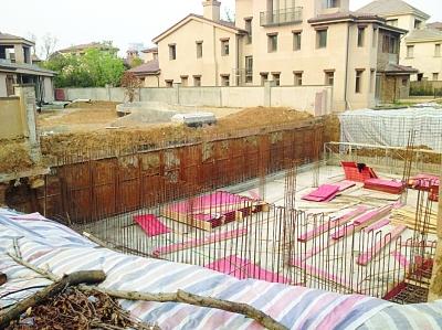 豪華別墅區(qū)紛紛挖“地宮” 公共圍墻被挖塌 豪華別墅區(qū)紛紛挖“地宮” 公共圍墻被挖塌