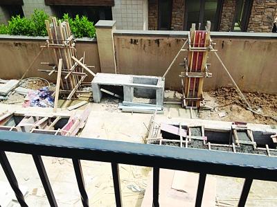 豪華別墅區(qū)紛紛挖“地宮” 公共圍墻被挖塌 豪華別墅區(qū)紛紛挖“地宮” 公共圍墻被挖塌