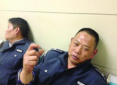 被打傷的城管隊(duì)員。陳郁攝