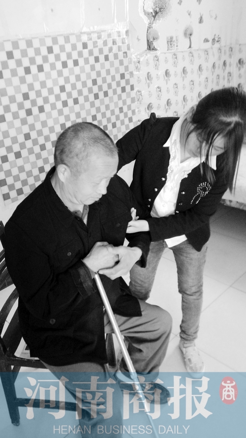 為了方便照顧爸爸,曾現(xiàn)春在學(xué)校旁邊租了一間房子 為了方便照顧爸爸,曾現(xiàn)春在學(xué)校旁邊租了一間房子