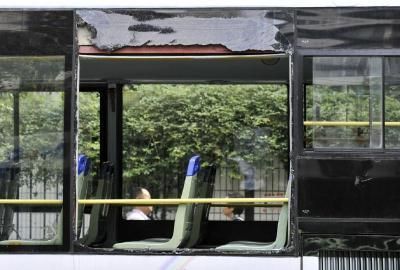 75路公交車(chē)車(chē)窗玻璃被砸碎。