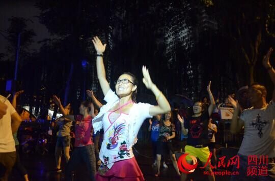 成都大媽暴雨中上演“小蘋果”快閃 成都大媽暴雨中上演“小蘋果”快閃