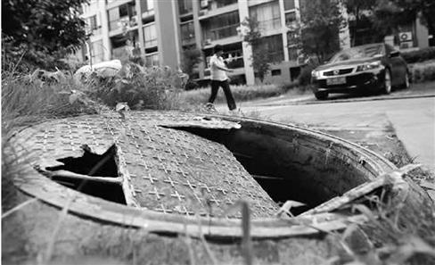 浙江小區(qū)現(xiàn)“紙片”窨井蓋 車輛碾軋后即破損 浙江小區(qū)現(xiàn)“紙片”窨井蓋 車輛碾軋后即破損