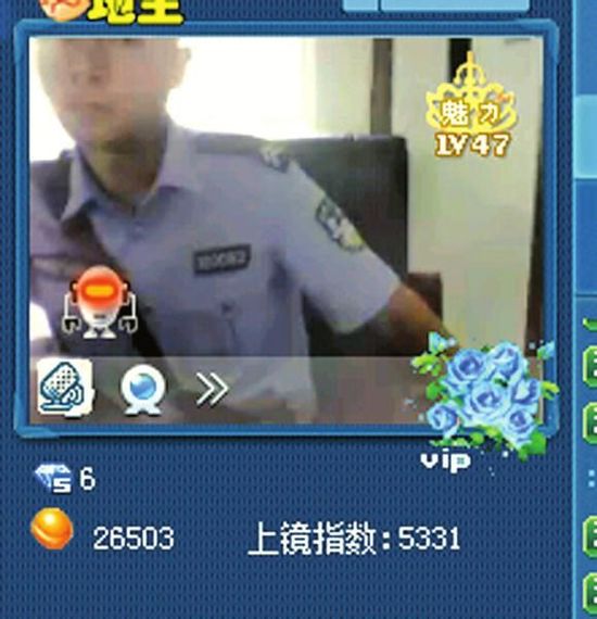 四川一警察上班時(shí)視頻斗地主 被曝光后遭辭退(圖) 四川一警察上班時(shí)視頻斗地主 被曝光后遭辭退(圖)