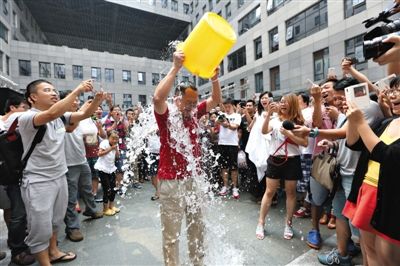 昨日，奇虎360董事長周鴻祎公開展現(xiàn)參加“冰桶”挑戰(zhàn)的“濕身”過程。新京報(bào)記者 侯少卿 攝