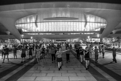 杭州東站遭廣場舞“占領” 站方劃出活動區(qū)域 杭州東站遭廣場舞“占領” 站方劃出活動區(qū)域