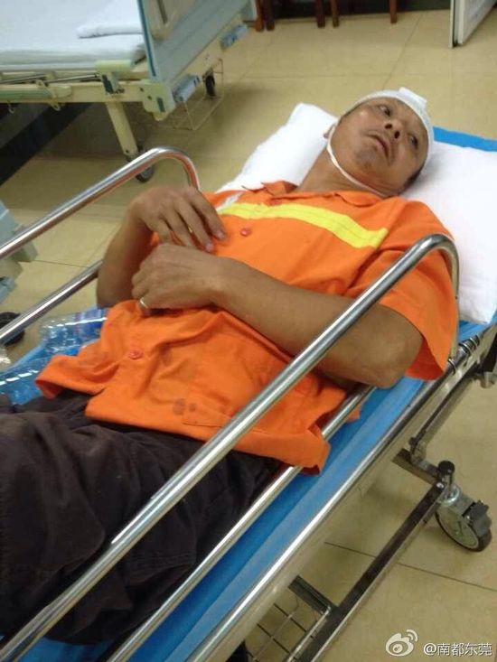 東莞數(shù)十名環(huán)衛(wèi)工聚集討薪 遭20多人持鋼管毆打 東莞數(shù)十名環(huán)衛(wèi)工聚集討薪 遭20多人持鋼管毆打