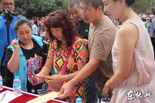 哈爾濱中小學(xué)抽簽定老師 攝像機跟拍家長手抖 哈爾濱中小學(xué)抽簽定老師 攝像機跟拍家長手抖