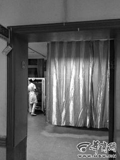 昨晚9時(shí)許，急診室簾后，6歲的小女孩靜靜地躺著 記者 卿榮波 攝