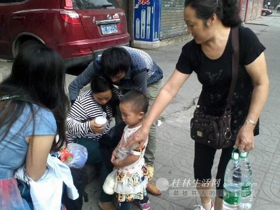 孕婦當(dāng)街分娩路人站圈護(hù)“產(chǎn)” 母子平安(圖)