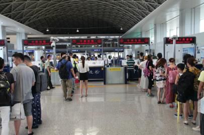 成都市民排隊(duì)準(zhǔn)備出境。