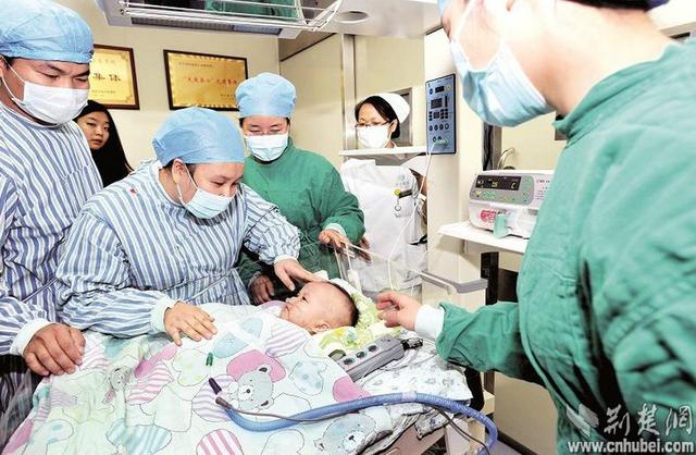 圖為：成功進(jìn)行心臟移植手術(shù)后，小患者平安度過術(shù)后危險期，14日轉(zhuǎn)入普通隔離病房 （攝影 魏錸）