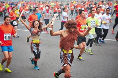 “原始人”打扮的參賽者向觀眾揮手。