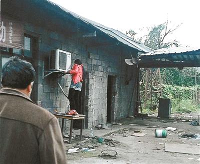 一個人在拆走空調(diào)等設(shè)備