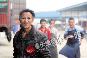 唐再海因?yàn)槠つw黝黑，工友們都打趣地稱呼他為“非洲人”。