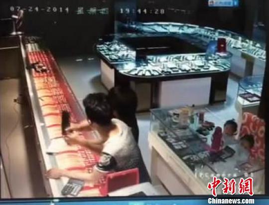 六旬廣場(chǎng)舞大媽徒手生擒持刀搶金店劫匪 六旬廣場(chǎng)舞大媽徒手生擒持刀搶金店劫匪