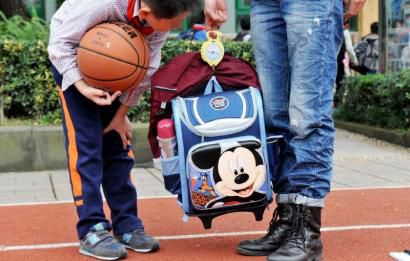 10月28日，記者對成都市某小學(xué)學(xué)生的書包進行稱重，該學(xué)生書包的重量為7.8公斤。