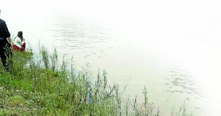 涉事男子和前女友,呆滯地望著滾滾江水。 田女士供圖