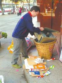 王光偉靠收廢品拾荒為生，每月僅有1000元的微薄收入。