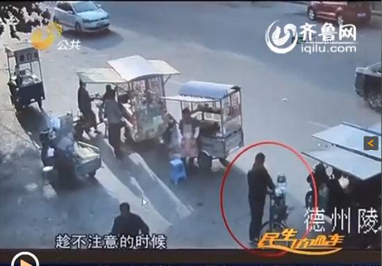 在臨盤市場被抓之后，薦某竟然拿出了一把匕首