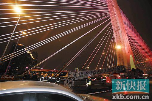 昨日深夜，橋上東側(cè)空出兩條車道用來(lái)救援。