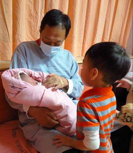 喜得愛女 臺(tái)灣富豪郭臺(tái)銘大方公開女兒照片(圖) 喜得愛女 臺(tái)灣富豪郭臺(tái)銘大方公開女兒照片(圖)