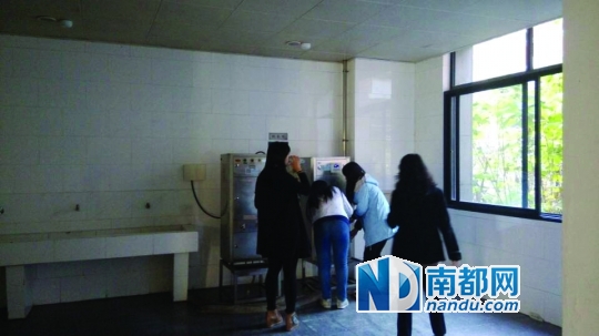 距接熱水的茶房約20米。 南都記者 張少杰 攝