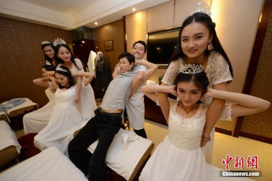 湖南十大?；w到足浴店學(xué)理療按摩(圖)