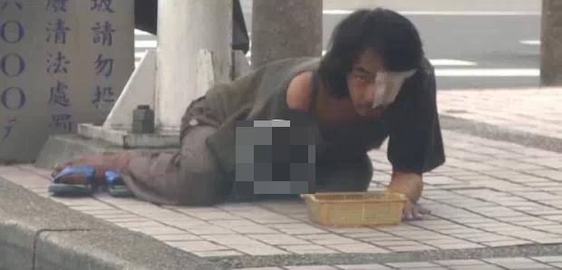 臺(tái)灣一乞丐伏地假裝乞討 偷窺過路女子裙底