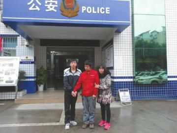 王江中和弟弟、大姑離開東南派出所前的合影。張文敏攝