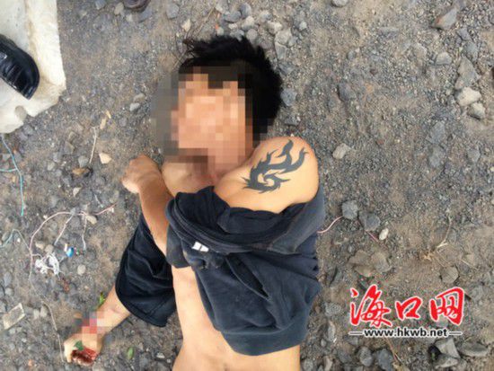 死亡的男子，左手手臂上有紋身