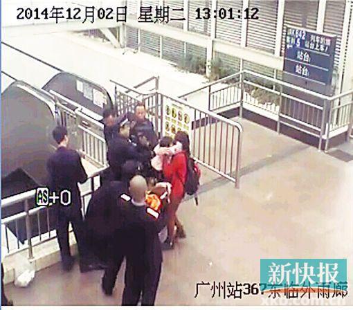 民警果斷將孩子救下,并控制跳樓男子。 通訊員圖(視頻截圖)