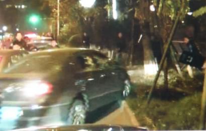 作案嫌疑車(chē)輛竄上綠化帶。（據(jù)警方視頻截圖）