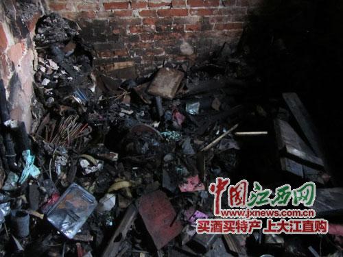 南昌一村支書失火房中抱出液化氣罐 救獨(dú)居老太 南昌一村支書失火房中抱出液化氣罐 救獨(dú)居老太