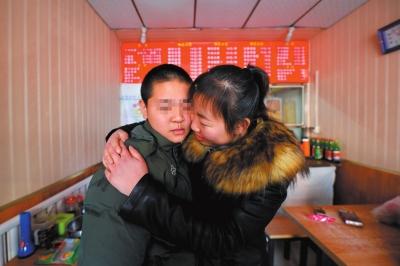 何女士找到了兒子小新后，把兒子緊緊抱在懷里。京華時(shí)報(bào)記者趙思衡攝