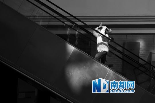 12月12日上午，正佳廣場內(nèi)，任淘淘在扶梯上奔跑玩耍。