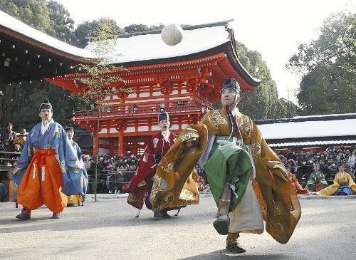 京都市左京區(qū)的下鴨神社舉行新年例行活動(dòng)“蹴鞠”。