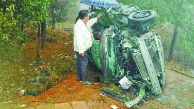 好心的路人為傷者撐傘遮雨。通訊員李鵬程 攝